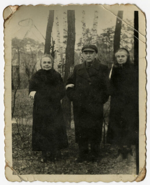 Regina and Benjamin Szymin with Regina’s sister, Malka Flint USHMM